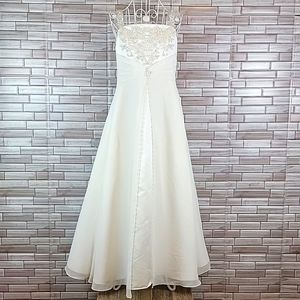 Davids Bridal wedding dress Size 14 - but runs small